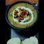 Caldo de aipim com linguiça e bacon