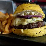 Burger con queso azul
