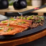 Teppan de salmão grelhado e Shimeji