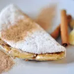 Tapioca de banana com queijo e mel