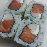 Uramaki Salmão e kani (5 peças)