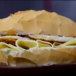 Pão com ovo e queijo