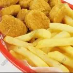 Papas fritas con nuggets
