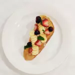 Paenut butter and Berries Toast