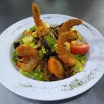 Ensalada con Langostinos Apanados