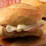 Pão com salame e queijo