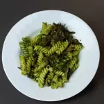 Pasta pesto con champiñones