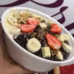 Açaí + 3 opção de creme + 7 toppings