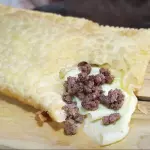 Pastel Carne com Queijo