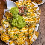 Totopos con proteina y queso fundido