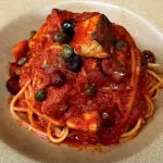 Pasta Puttanesca con Salmón