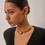 Collar con detalle triángulo
