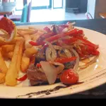 Mini bife de chorizo con guarnición