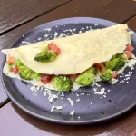 Crepioca de brócolis e bacon