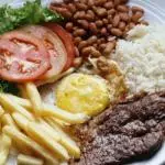 Bife a cavalo com batata frita