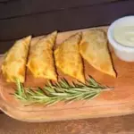 MINI PASTEIS  DE  QUEIJO