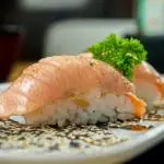 NIGUIRI SALMÃO GRATINADO 4UN