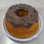 Bolo caseiro com leve cobertura