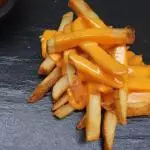 Fritas con salsa chedar