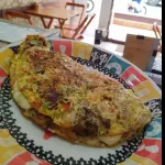 Omelete simples com queijo