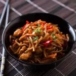 Yakisoba com calabresa