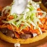 SOPE DE TINGA DE POLLO CON QUESO