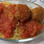 Albóndigas en salsa con spaghettis