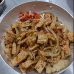 porção filé de frango acebolado