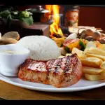 Chuleta de cerdo + agregado+ensalada