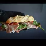 Baguette de carnes frías