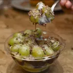 Bombom de uva aberto