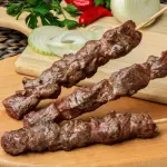 ESPETO DE CARNE ASSADO