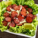 PORÇÃO DE CALABRESA ACEBOLADA
