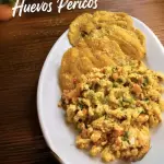 Porción de patacones con pericos