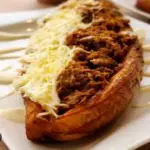 Maduro relleno de pollo y queso