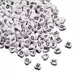 Cuentas de corazón con letras negras