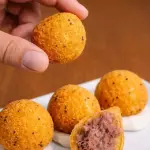 Porção de bolinhos de charque
