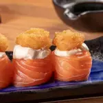 Gunkan salmão + camarão 4 uni