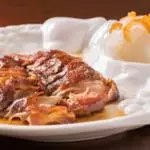 Pato asado frito al ajo con nabo encurtido