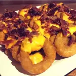 Porçao Onion Cheddar e bacon