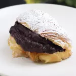 Medialuna con pastelera de chocolate