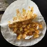 Empanada de papa con chorizo.