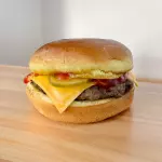 Single Cheese Burger con papas y sod