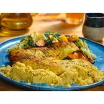 Tilápia grelhada com legumes sauté, banana da terra e farofibra