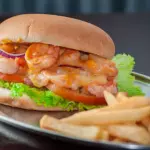 HAMBURGUESA DE CAMARÓN CON PAPAS