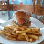 HAMBURGUESA CON PAPAS