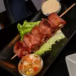 ESPETO DE FRANGO E BACON