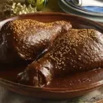 PIERNA DE GUAJOLOTE EN MOLE NEGRO