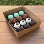 CAIXA COM 12 BRIGADEIROS