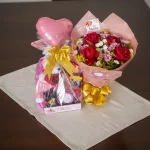 Cesta com urso e Buquê rosa Mãe
